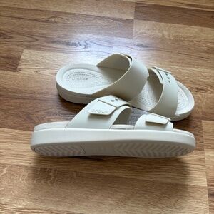 NWT CROCS Women’s Brooklyn Buckle Low Low Sandals